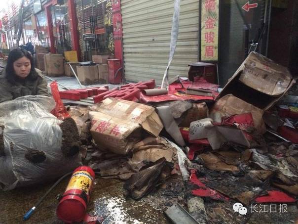 武汉茶叶市场凌晨起火：商户损失百万 十余辆消防车赶到现场救援