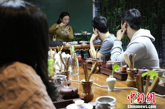 中亚留学生体验茶文化：习惯喝中国茶喜欢学茶艺（图）