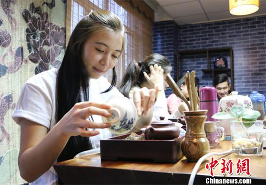 图为来自乌兹别克斯坦的玛夫杜娜在茶艺课上练习。　耿丹丹 摄