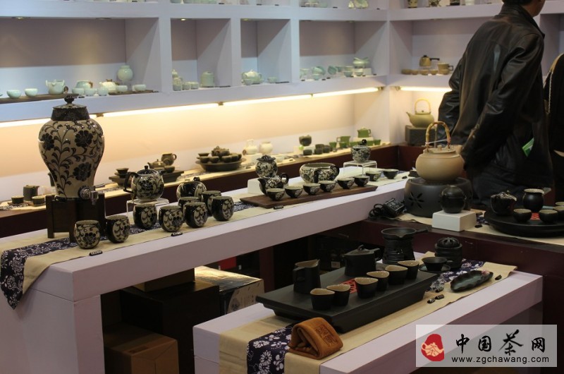 第2届青岛茶博会上的各类茶具工艺品