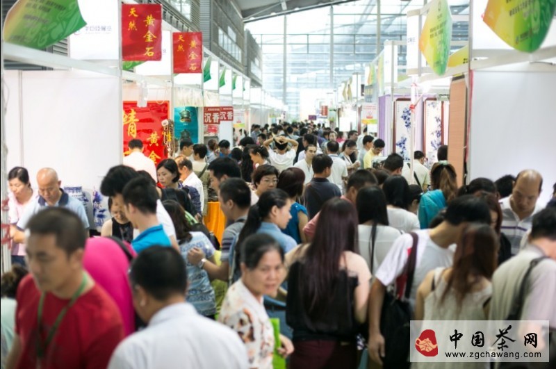 茶博会上来往采购各类名茶的买家
