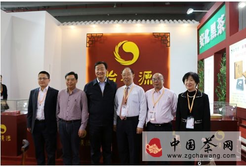 中国茶叶流通协会常务副会长王庆（左三）携广东茶界知名人士齐关注