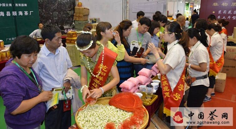 配图2:太原茶博会现场市民在乾和祥展位品茶