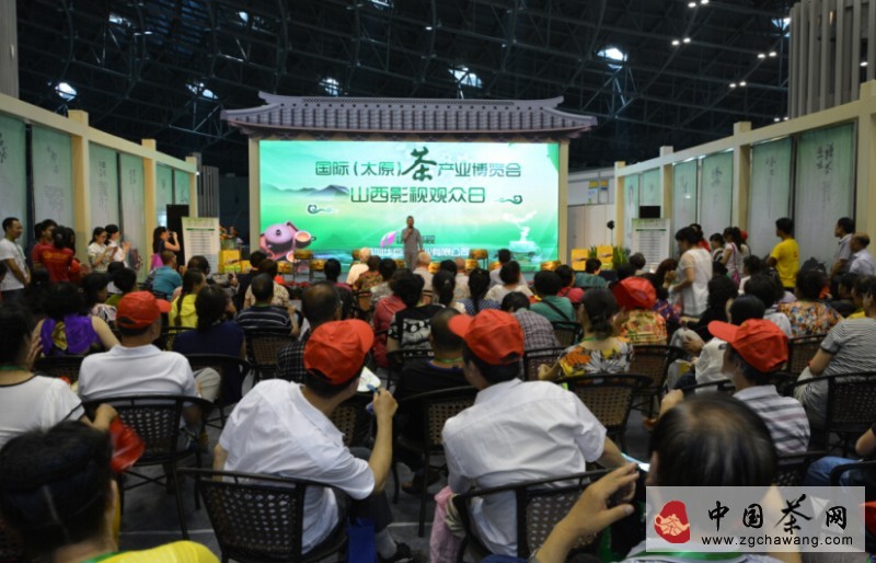 品茗知味•孝子奉茶,来自幼儿园的小朋友亲手为父母奉上一杯热茶,表达爱意。