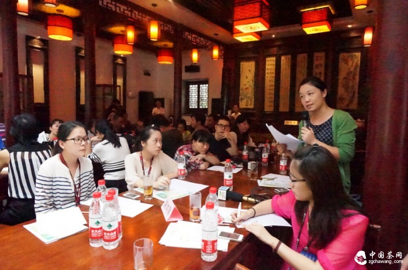 图2：南京茶博会新闻茶会上，媒体记者踊跃提问