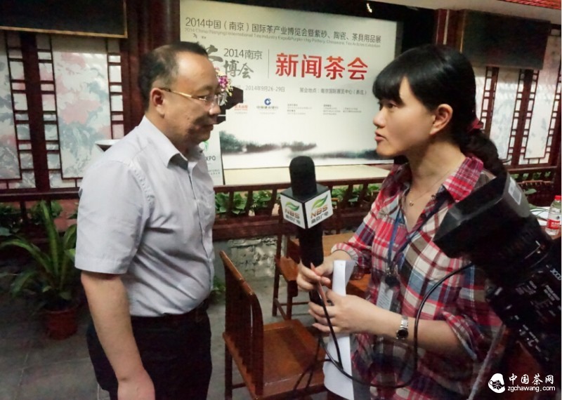 图3：南京茶博会李总热情向媒体介绍展会筹备情况