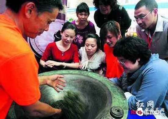 (在开幕式上，炒茶师现场展示传统炒茶技艺，受到市民围观。)
