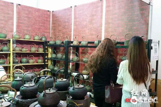 (各种茶具茶器汇聚展会，成为本届茶博会一大特色。)