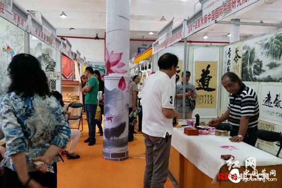 (自古茶与艺术不分家，现场还展出了多位书画名家的优秀作品。)