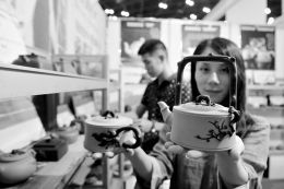 江苏宜兴的青年紫砂艺术家蒋春音制作的紫砂壶作品“梅花三弄”组壶,成为本届太原茶博会上的一个亮点。