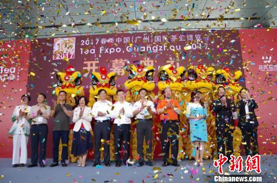 2017春季中国(广州)国际茶业博览会25日开幕，期间将举办十多场无界茶会，活动也从白天延伸至夜晚，令白天无时间逛展的茶友晚上可欣赏&ldquo;国茶之夜&rdquo;。　廖健颖 摄