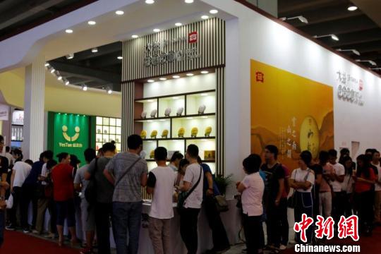 2017春季中国(广州)国际茶业博览会25日开幕，期间将举办十多场无界茶会，活动也从白天延伸至夜晚，令白天无时间逛展的茶友晚上可欣赏&ldquo;国茶之夜&rdquo;。　廖健颖 摄