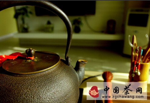 为何用老铁壶泡茶更健康